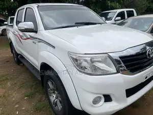 Toyota Hilux 2011 White