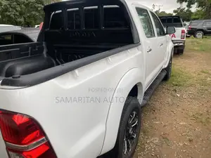 Toyota Hilux SR 4x4 2014 White