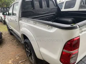 Toyota Hilux SR 4x4 2014 White