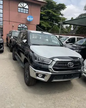New Toyota Hilux 2025 Black