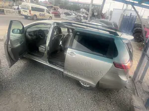 Toyota Sienna XLE 7 Passenger Auto Access Seat (3.5L 6cyl 6A) 2016 Gold