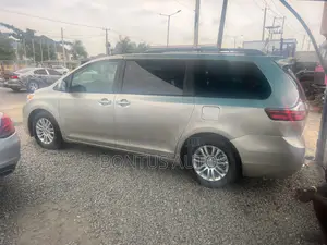 Toyota Sienna XLE 7 Passenger Auto Access Seat (3.5L 6cyl 6A) 2016 Gold