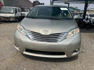 Toyota Sienna XLE 7 Passenger Auto Access Seat (3.5L 6cyl 6A) 2016 Gold