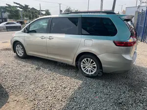 Toyota Sienna XLE 7 Passenger Auto Access Seat (3.5L 6cyl 6A) 2016 Gold