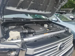 Toyota Sequoia Platinum 4dr SUV (5.7L 8cyl 6A) 2016