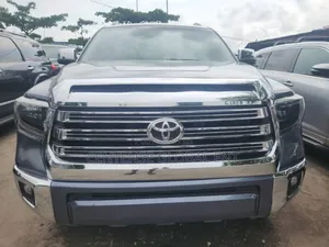 Toyota Sequoia Platinum 4dr SUV (5.7L 8cyl 6A) 2016