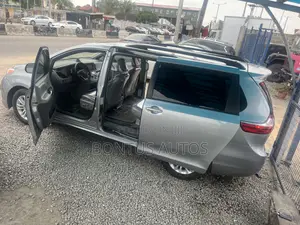 Toyota Sienna XLE 7 Passenger Auto Access Seat (3.5L 6cyl 6A) 2016
