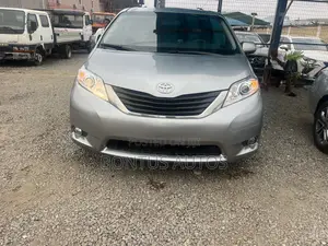 Toyota Sienna XLE 7 Passenger Auto Access Seat (3.5L 6cyl 6A) 2016