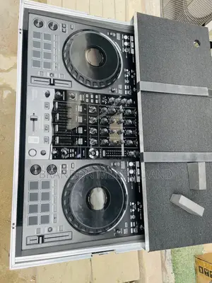 FLX 10 Dj Controller With Flight Case