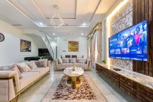Luxurious 4 Bed Duplex With Pool and Snooker