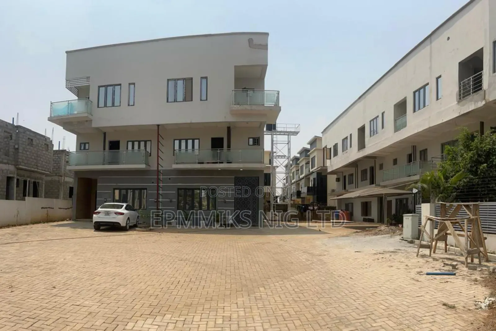 5 Bedrooms Duplex