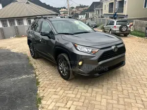 Toyota RAV4 XLE 2021 Gray