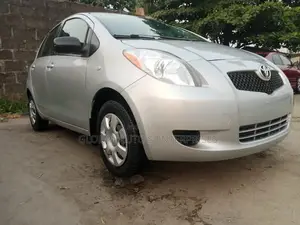 Toyota Yaris Base Hatchback 5dr 2010 Silver