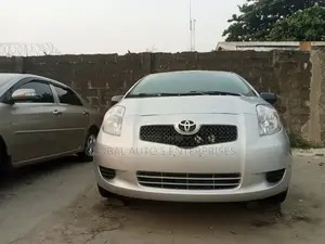 Toyota Yaris Base Hatchback 5dr 2010 Silver