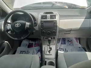 Toyota Corolla LE Special Edition 4dr Sedan (1.8L 4cyl 4A) 2013 Silver