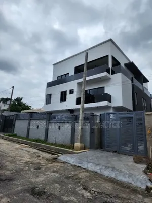 5bdrm Duplex in Shonibare Estate, Maryland for sale