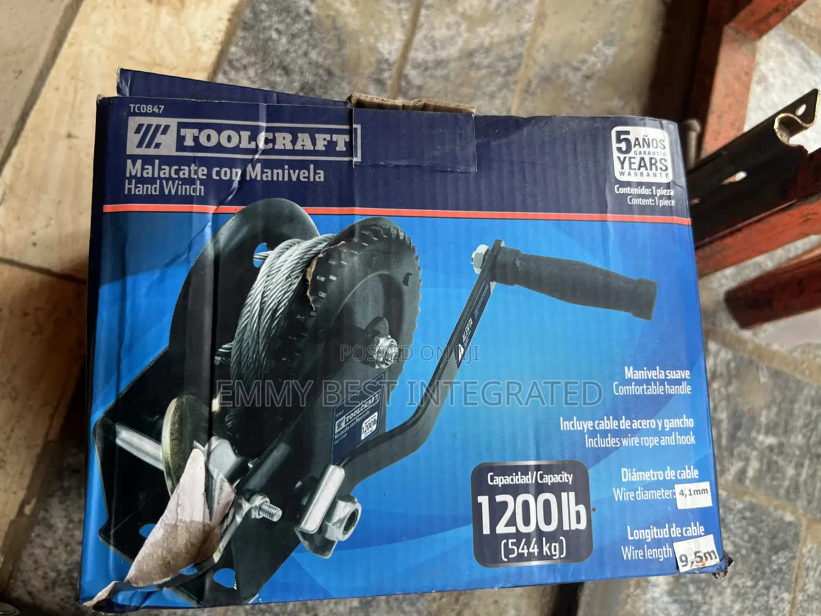 It Is a Manual Winch With a Comfortable Handle,