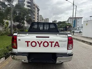 Toyota Hilux Revo Double Cab Petrol 2.7 AWD 2017 White