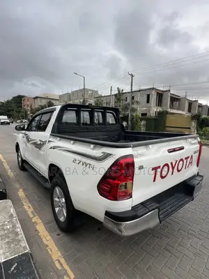 Toyota Hilux SR 4x4 2017 White
