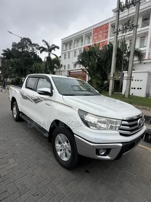 Toyota Hilux SR 4x4 2017 White