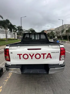 Toyota Hilux SR 4x4 2017 White