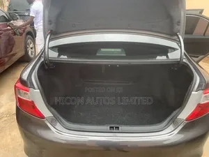 Toyota Camry LE 4dr Sedan (2.5L 4cyl 6A) 2012 Gray