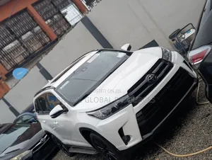 Toyota Highlander SE 2019 White