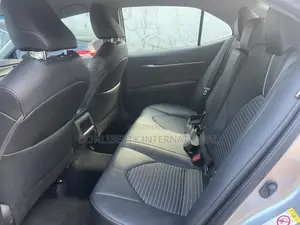 Toyota Camry SE FWD (2.5L 4cyl 8AM) 2018 Silver