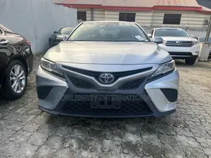 Toyota Camry SE FWD (2.5L 4cyl 8AM) 2018 Silver