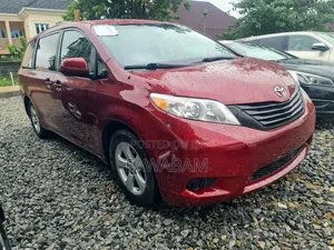 Toyota Sienna 2013 Maroon