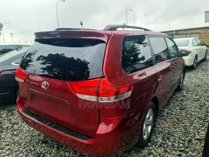 Toyota Sienna 2013 Maroon