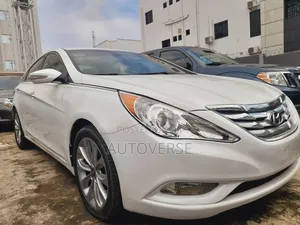 Hyundai Sonata SE Sedan FWD (2.4L 4cyl 6A) 2011 White