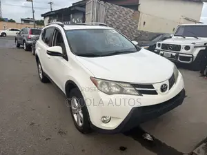 Toyota RAV4 XLE 4dr SUV AWD (2.5L 4cyl 6A) 2014 White