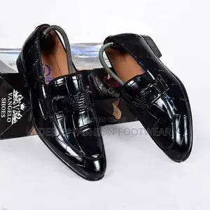 Command Attention in Vangelo Footwear