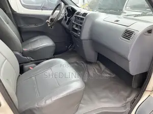 Toyota HiAce 2005 White