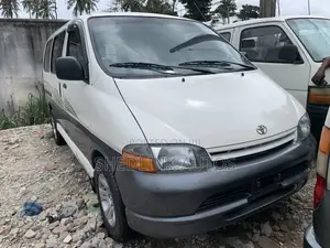 Toyota HiAce 2005 White