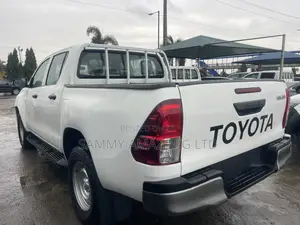 Toyota Hilux 2023 White