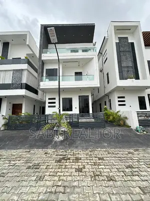 Furnished 5bdrm Duplex in Chevron for sale