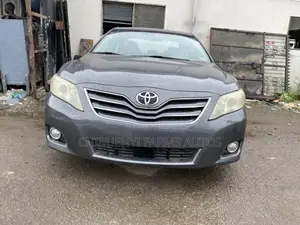 Toyota Camry XLE 4dr Sedan (2.5L 4cyl 6AM) 2010 Gray