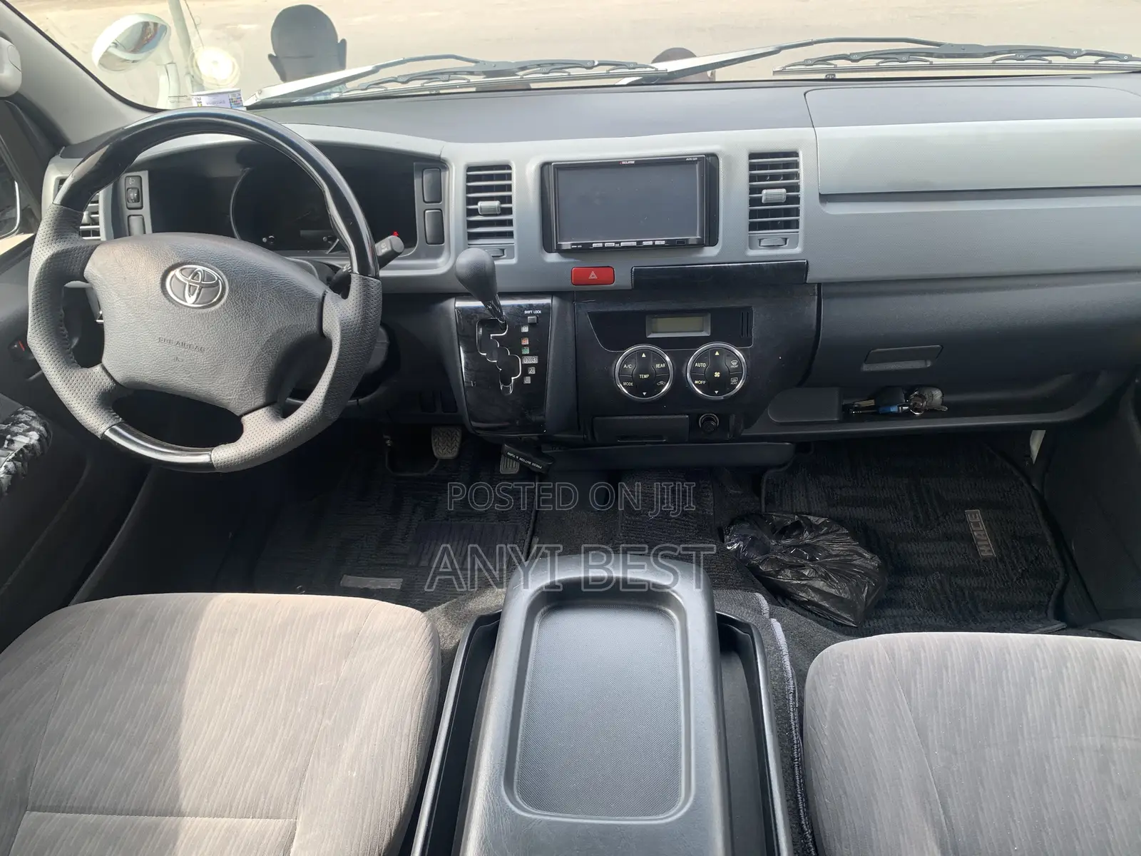 Toyota HiAce 2013 White