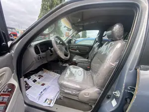 Toyota Sequoia 2004 Silver