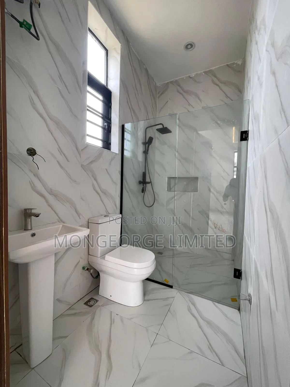 5bdrm Duplex in Chevron for sale