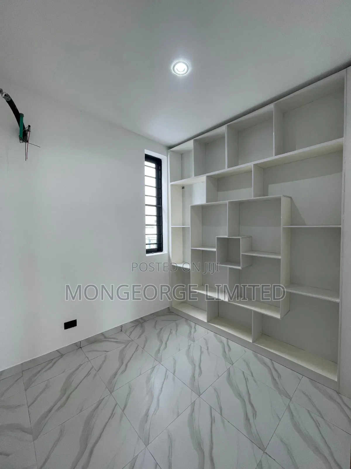 5bdrm Duplex in Chevron for sale