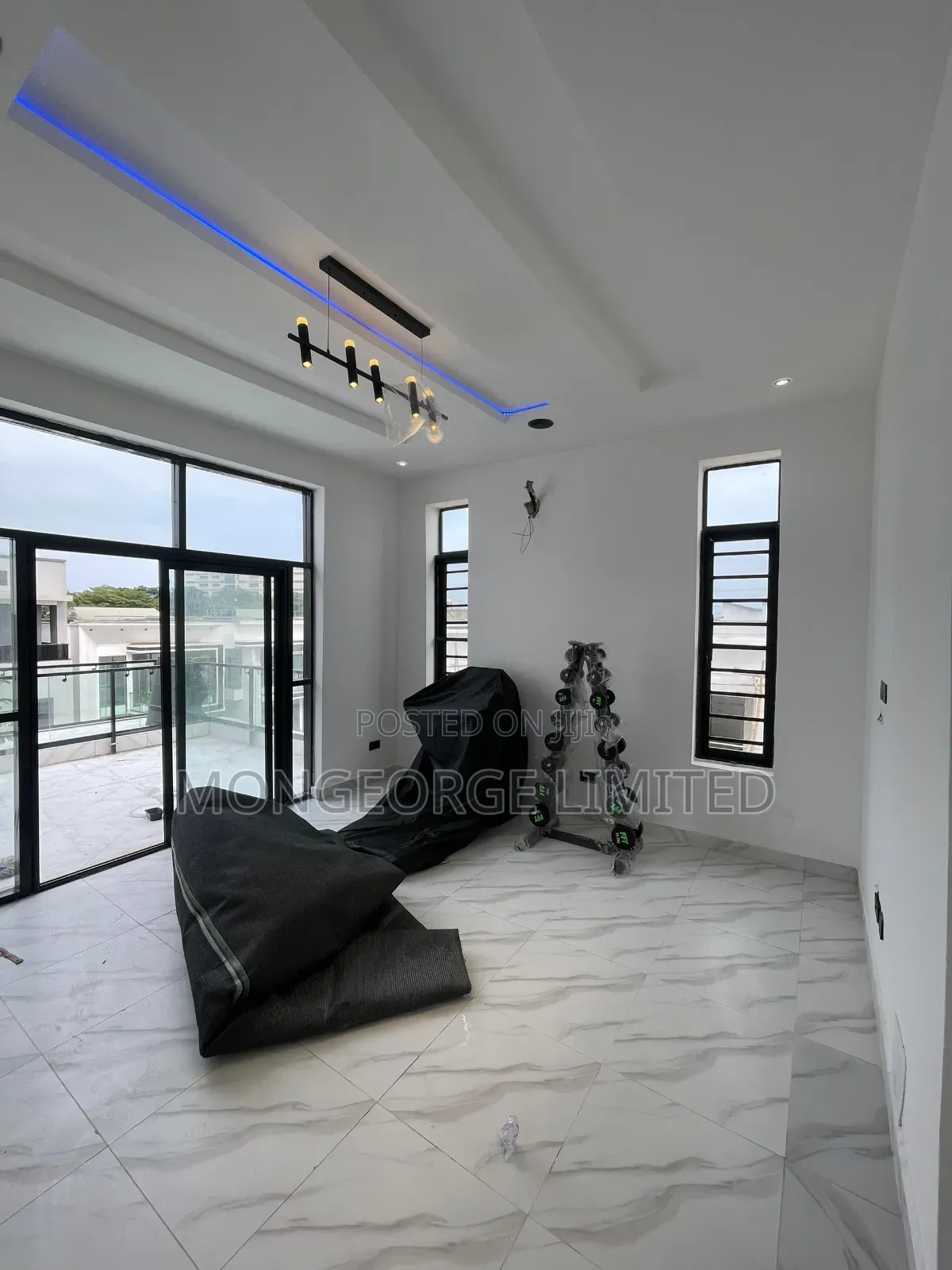 5bdrm Duplex in Chevron for sale