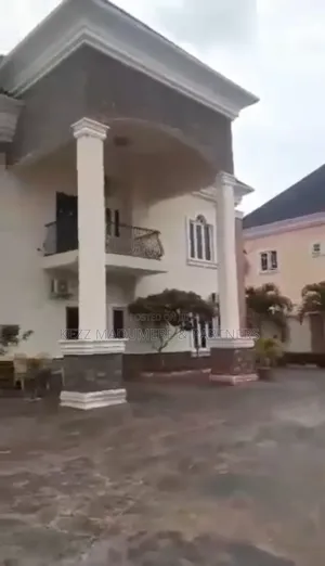 5bdrm Duplex in Inside An Estate, for sale