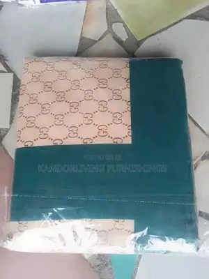 Multicolored Bedspread With 2 Pillows