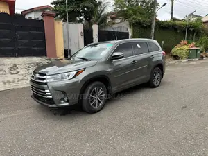 Toyota Highlander XLE 4x4 V6 (3.5L 6cyl 8A) 2017 Green