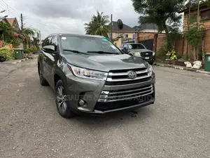 Toyota Highlander XLE 4x4 V6 (3.5L 6cyl 8A) 2017 Green