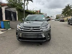 Toyota Highlander XLE 4x4 V6 (3.5L 6cyl 8A) 2017 Green