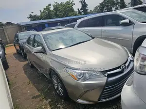 Toyota Camry XLE 4dr Sedan (2.5L 4cyl 6A) 2016 Gold